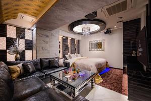 大宮市にあるHOTEL PASADENA 11の広いリビングルーム(ベッド1台、ソファ付) +24枚の写真