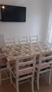 Televízia a/alebo spoločenská miestnosť v ubytovaní Apartment Umag Lukin