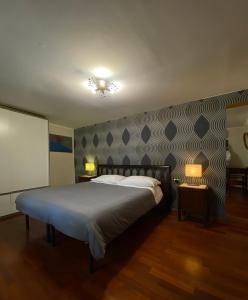 Un dormitorio con una cama grande y una pared en Magione Serra, en Nápoles