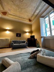 sala de estar con sofá y techo en The Magnificent Maison du Charme, en Florencia