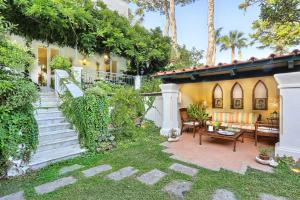 dom z ogrodem z patio i schodami w obiekcie AMORE RENTALS - Villa Sofia w Sorrento