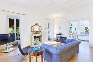 salon z kanapą i kominkiem w obiekcie AMORE RENTALS - Villa Sofia w Sorrento