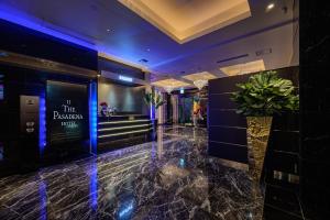 大宮市にあるHOTEL PASADENA 11のパントマイム劇場の看板が掲げられたホテルのロビー