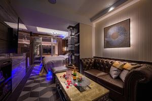 大宮市にあるHOTEL PASADENA 11のソファとテーブルのあるリビングルーム