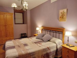 een slaapkamer met een bed met 2 kussens erop bij Casa Rural Erburu in Urdiáin