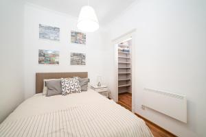 Säng eller sängar i ett rum på Cozy apartment in Budapest near Gellért Hill