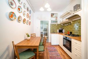 Kitchen o kitchenette sa Cozy apartment in Budapest near Gellért Hill