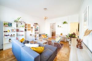 A seating area at Cozy apartment in Budapest near Gellért Hill