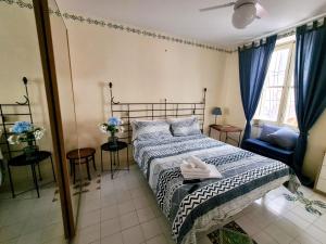 una camera da letto con un letto e asciugamani di Le Petit Bouganville a Salerno