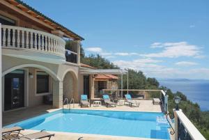 ニサキオンにあるAnna Nissaki Corfuの海辺のスイミングプール付きの家
