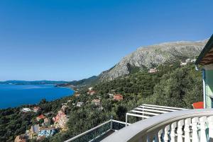 ニサキオンにあるAnna Nissaki Corfuの湖を見渡す家のバルコニーから景色を望めます。