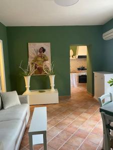 un salon avec un canapé et un tableau au mur dans l'établissement Casa vacanza al Duomo: Cefalù, à Cefalù