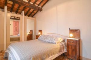 A bed or beds in a room at la Casa sull'arco - Albergo diffuso Collelungo