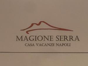 una señal para un logotipo de mascolo serra con una montaña en Magione Serra, en Nápoles
