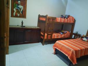 sypialnia z 2 łóżkami piętrowymi i biurkiem w obiekcie Casa De Antaño w mieście Belén