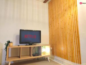 a tv sitting on a stand in a room at ENTRE AIX ET MARSEILLE - Petite maison à Auriol in Auriol