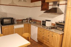 Kuchyň nebo kuchyňský kout v ubytování CASA RURAL LAS BODEGAS