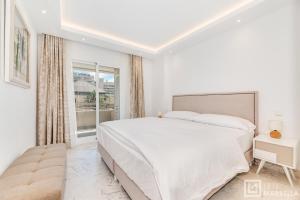biała sypialnia z dużym łóżkiem i oknem w obiekcie LetsMarbella - NEW 2BR APARTMENT IN PUERTO BANUS - POOL & PARKING w Marbelli +10 zdjęć