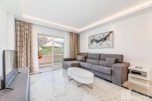 salon z kanapą i stołem w obiekcie LetsMarbella - NEW 2BR APARTMENT IN PUERTO BANUS - POOL & PARKING w Marbelli
