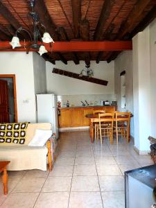 - un salon avec une cuisine, une table et des chaises dans l'établissement John' s House in Omodos, à Limassol