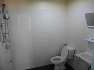 La salle de bains est pourvue de toilettes et d'un lavabo. dans l'établissement C&TApartment, à Ban Thai Don (1)