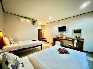 Postel nebo postele na pokoji v ubytování Khao Sok Green Valley Resort - SHA Certified