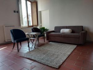 a living room with a couch and chairs and a table at A Casa di Leo in Ravenna