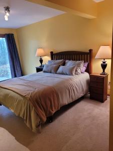 A bed or beds in a room at Cable Townhome #3 condo