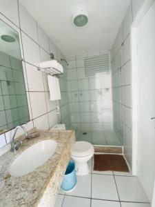 uma casa de banho com um lavatório, um WC e um chuveiro em Gran lençóis flat Residence em Barreirinhas