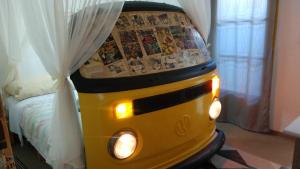 a bedroom with a bus bed with a curtain at SPACE 4 U - HOTEL BOUTIQUE TEMÁTICO - Aeroporto in São José dos Pinhais