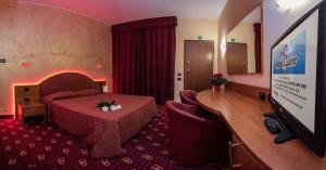 a hotel room with a bed and a flat screen tv at Motel Cuore Gadesco - Hotel - Motel - Cremona - CR in Ca deʼ Mari