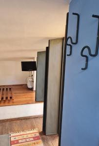een kamer met drie metalen scheidingswanden in een kamer bij La Casa dell'Arancio in Lerici