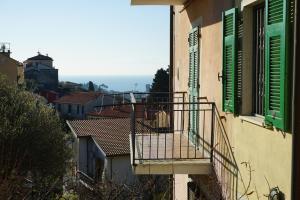 een balkon van een gebouw met groene luiken bij La Casa dell'Arancio in Lerici