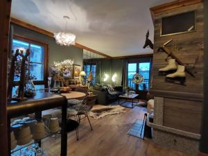 sala de estar con chimenea y botas en la pared en Arc 1950 Chalet des lys, en Arc 1950