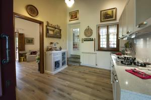 cocina con suelo de madera y encimera en La Tancherina, en Meleto