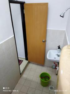 Bilik mandi di Homestay MRS COTTAGE