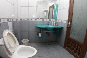 A bathroom at 馬港驛站 Oldharbor Hostel