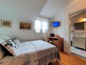 Televízia a/alebo spoločenská miestnosť v ubytovaní Villa Mira Trogir