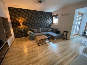 uma sala de estar com um sofá e uma mesa em Secret Apartments Chełmska 55m2 em Varsóvia