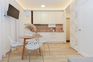 パランガにあるSea Apartmentの部屋にテーブルと椅子のあるキッチン