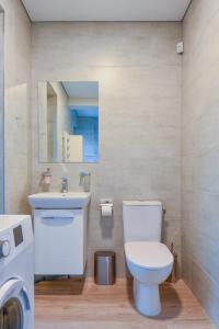 パランガにあるSea Apartmentの白いトイレと洗面台のあるバスルーム +24枚の写真