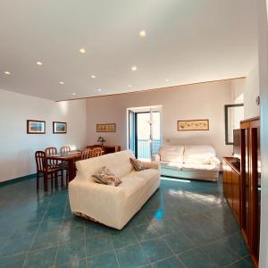 uma sala de estar com um sofá e uma mesa em Villa Sunrise. Pool and seaview in Amalfi Coast em Conca dei Marini
