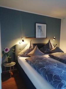 een slaapkamer met een bed met een blauw dekbed bij BergZeit Apartment in Berchtesgaden