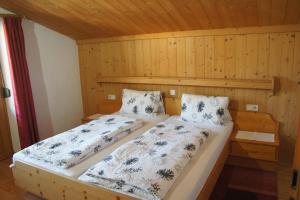 オーバーアウにあるHaus Joachimの木製の部屋にベッド1台が備わるベッドルーム1室があります。