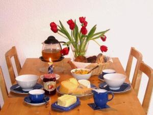 グラール・ミューリッツにあるWellenkieker-Graal-Mueritzの木製テーブル(食べ物・赤花瓶)