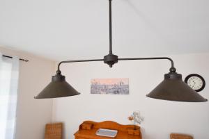 dos luces colgando de una pared en una habitación en Felibrige - Clim - Cour en Arlés