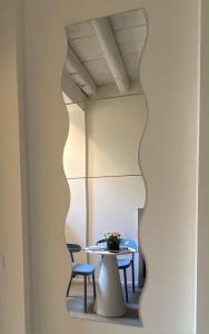 een kamer met een tafel en 2 stoelen bij Residenza SubitoSanto - Appartamento 1B "Palladio" in Padua