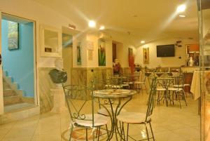 Restoran või mõni muu söögikoht majutusasutuses Hotel Le Pinede Vistamare