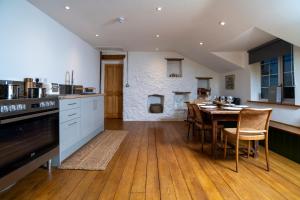 A kitchen or kitchenette at Ye Old Ferrie Inn