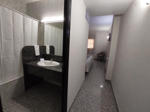 バルデロブレスにあるHotel Querolのバスルーム(洗面台、鏡付)
